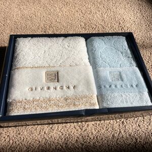 Givenchy towel set